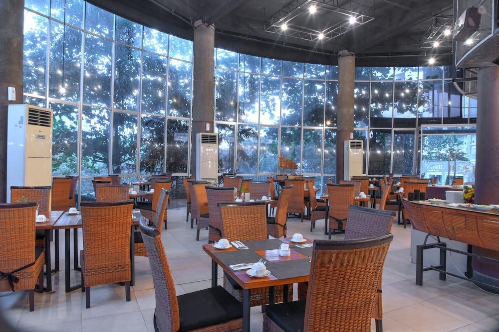 Oak Tree Emerald Hotel & Coventions Semarang Exterior foto