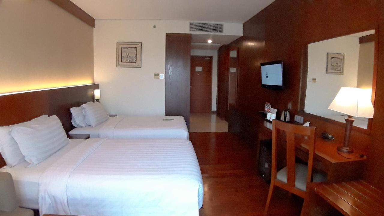 Oak Tree Emerald Hotel & Coventions Semarang Exterior foto