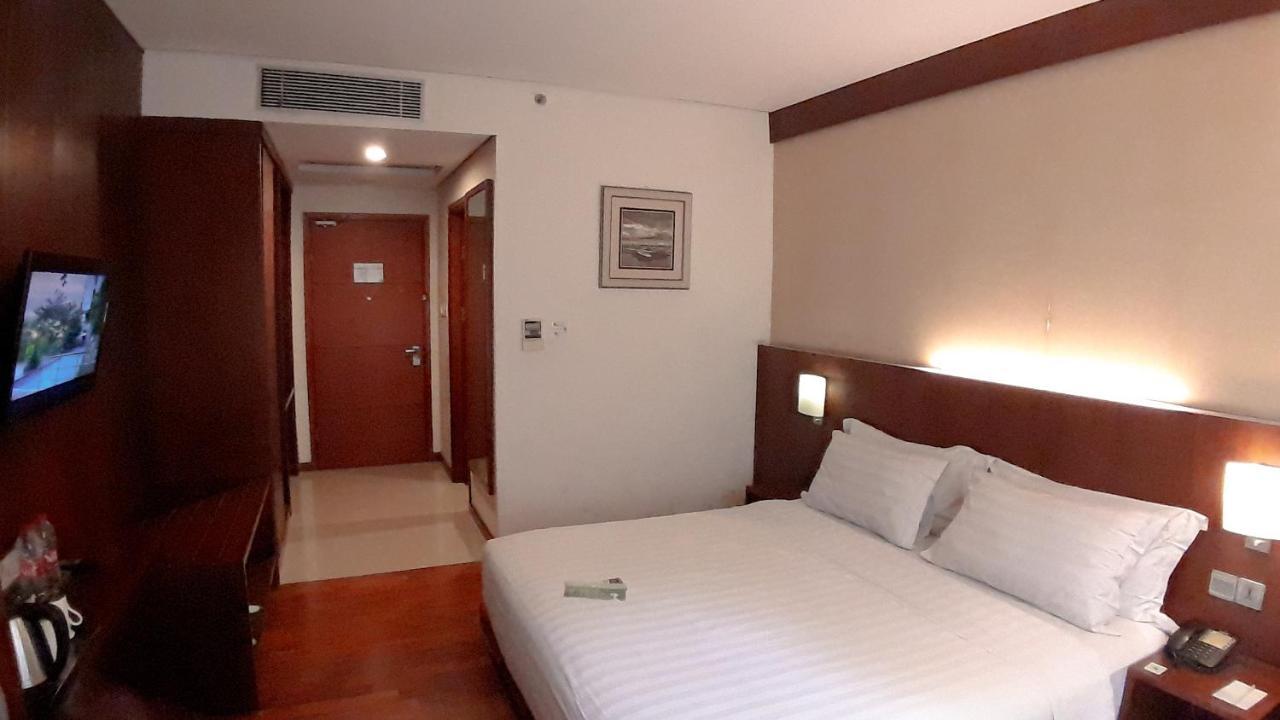 Oak Tree Emerald Hotel & Coventions Semarang Exterior foto