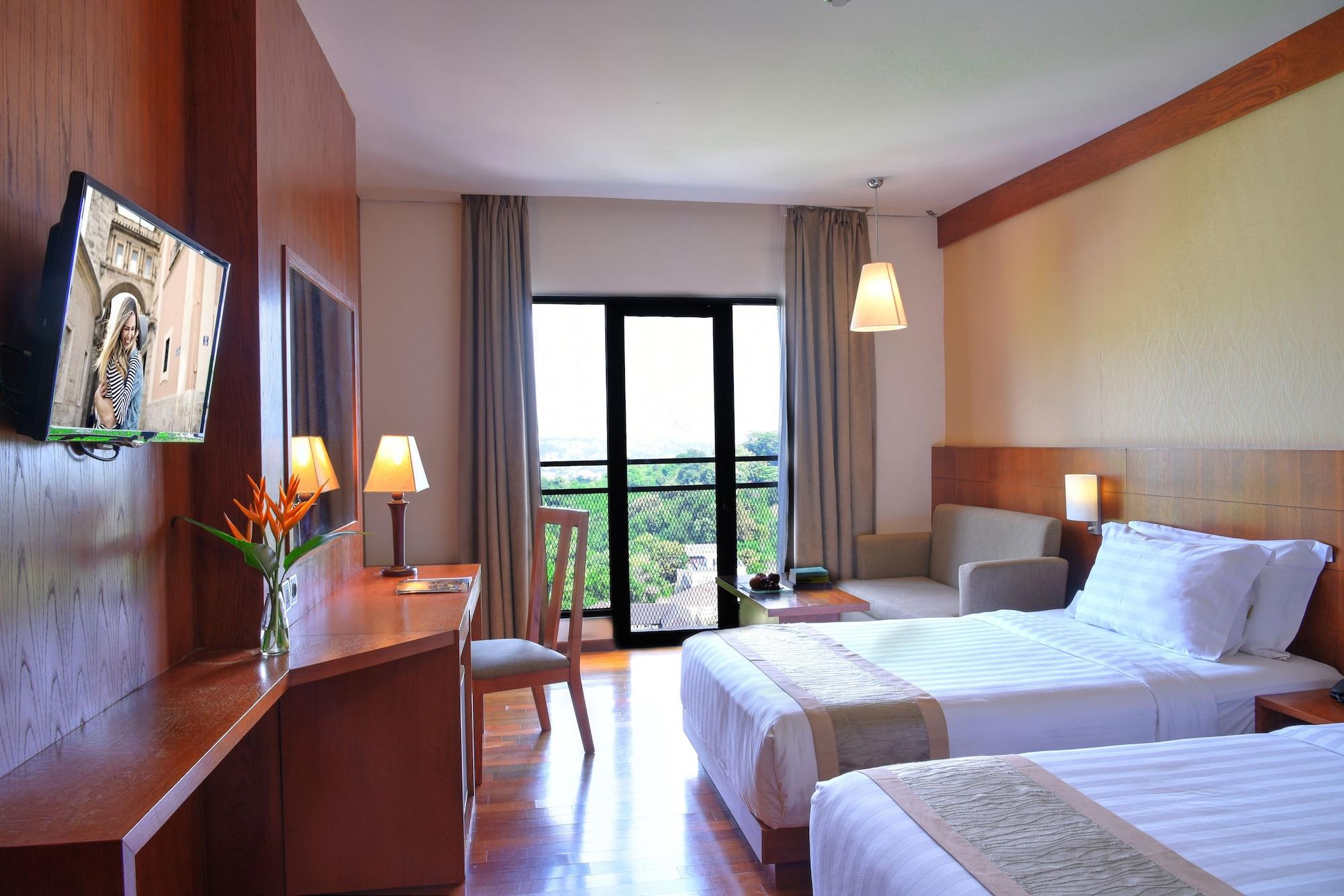 Oak Tree Emerald Hotel & Coventions Semarang Exterior foto