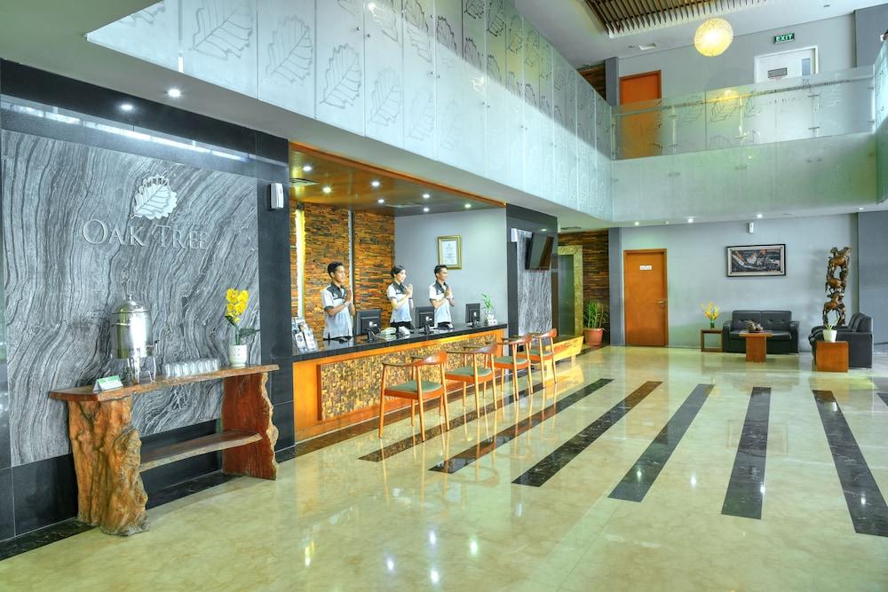 Oak Tree Emerald Hotel & Coventions Semarang Exterior foto