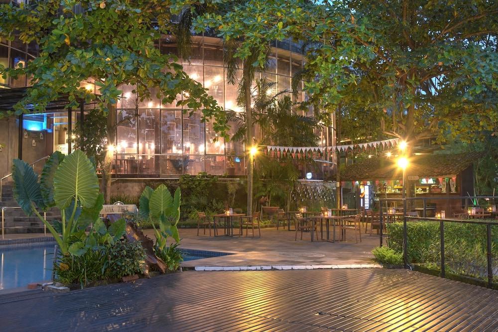 Oak Tree Emerald Hotel & Coventions Semarang Exterior foto