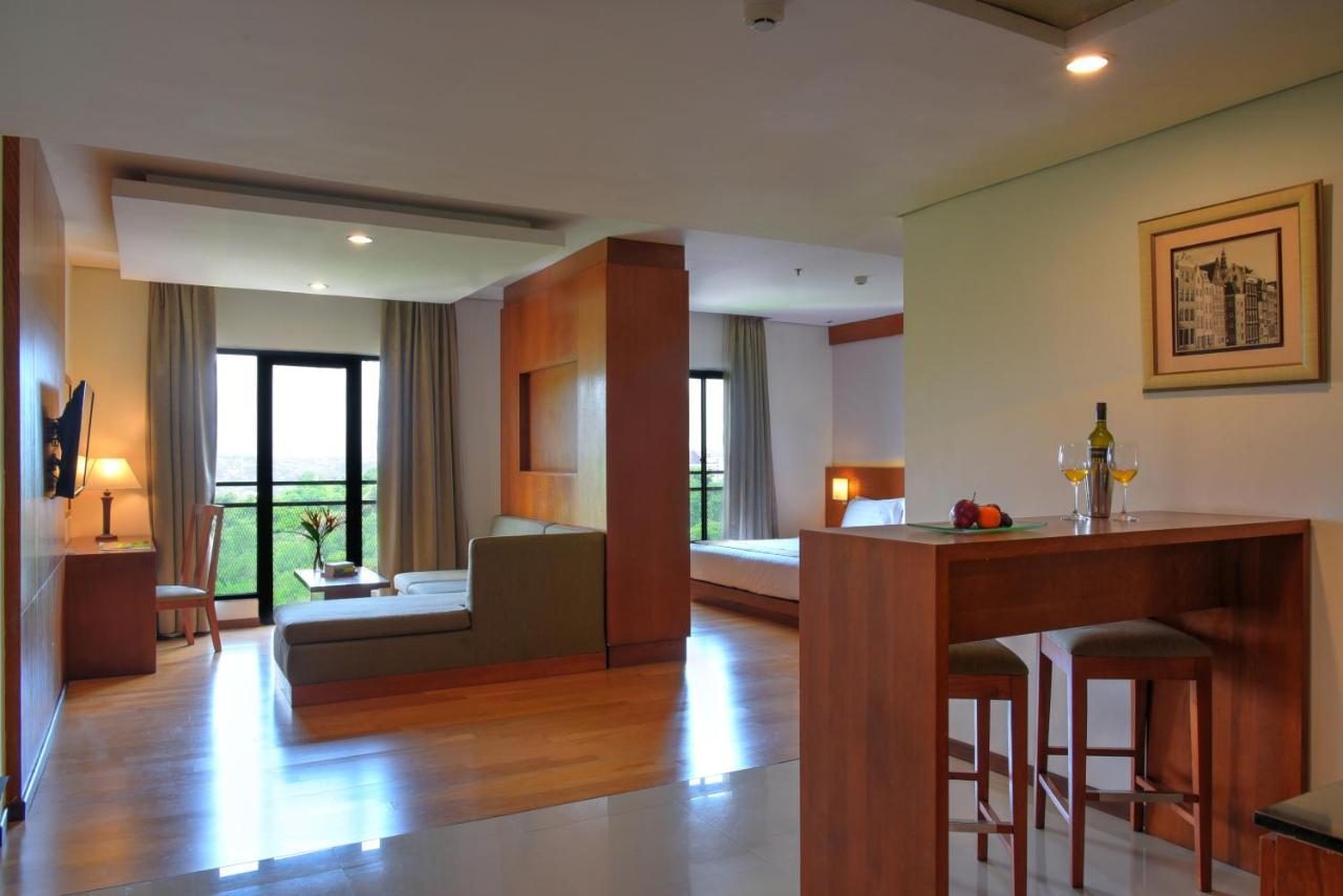 Oak Tree Emerald Hotel & Coventions Semarang Exterior foto