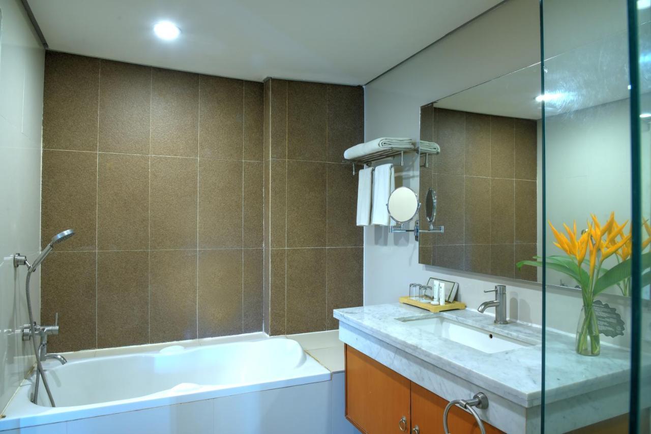 Oak Tree Emerald Hotel & Coventions Semarang Exterior foto