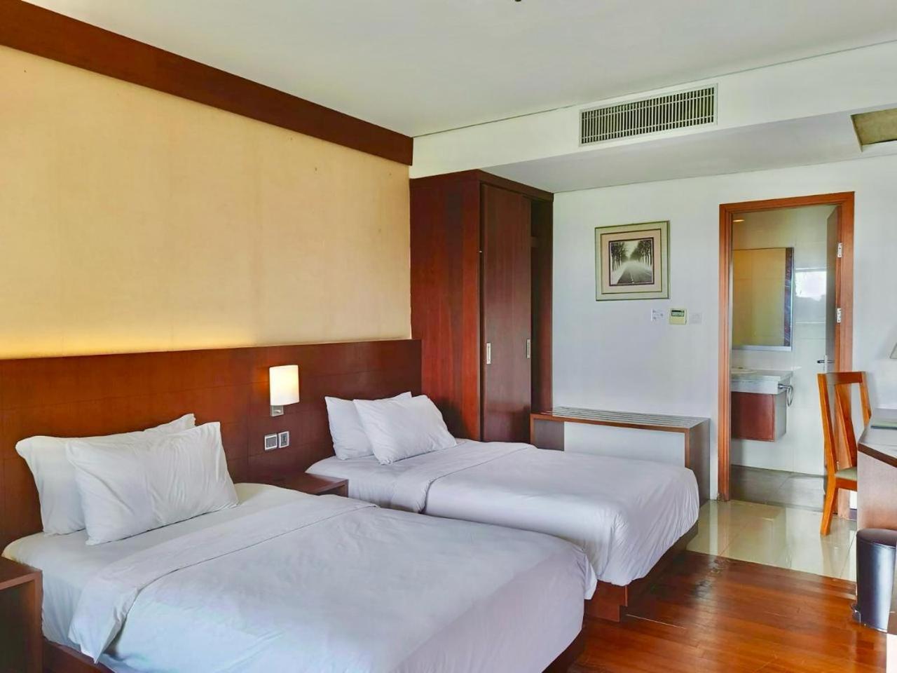 Oak Tree Emerald Hotel & Coventions Semarang Exterior foto