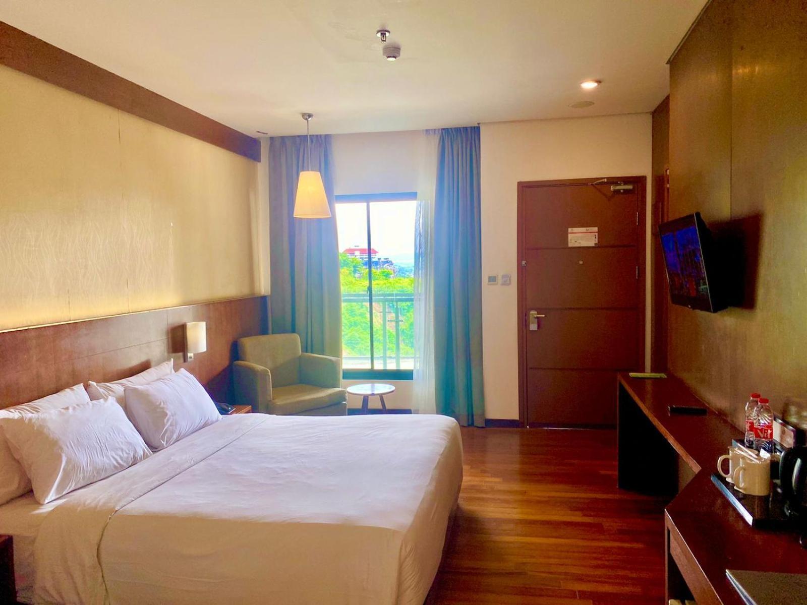 Oak Tree Emerald Hotel & Coventions Semarang Exterior foto