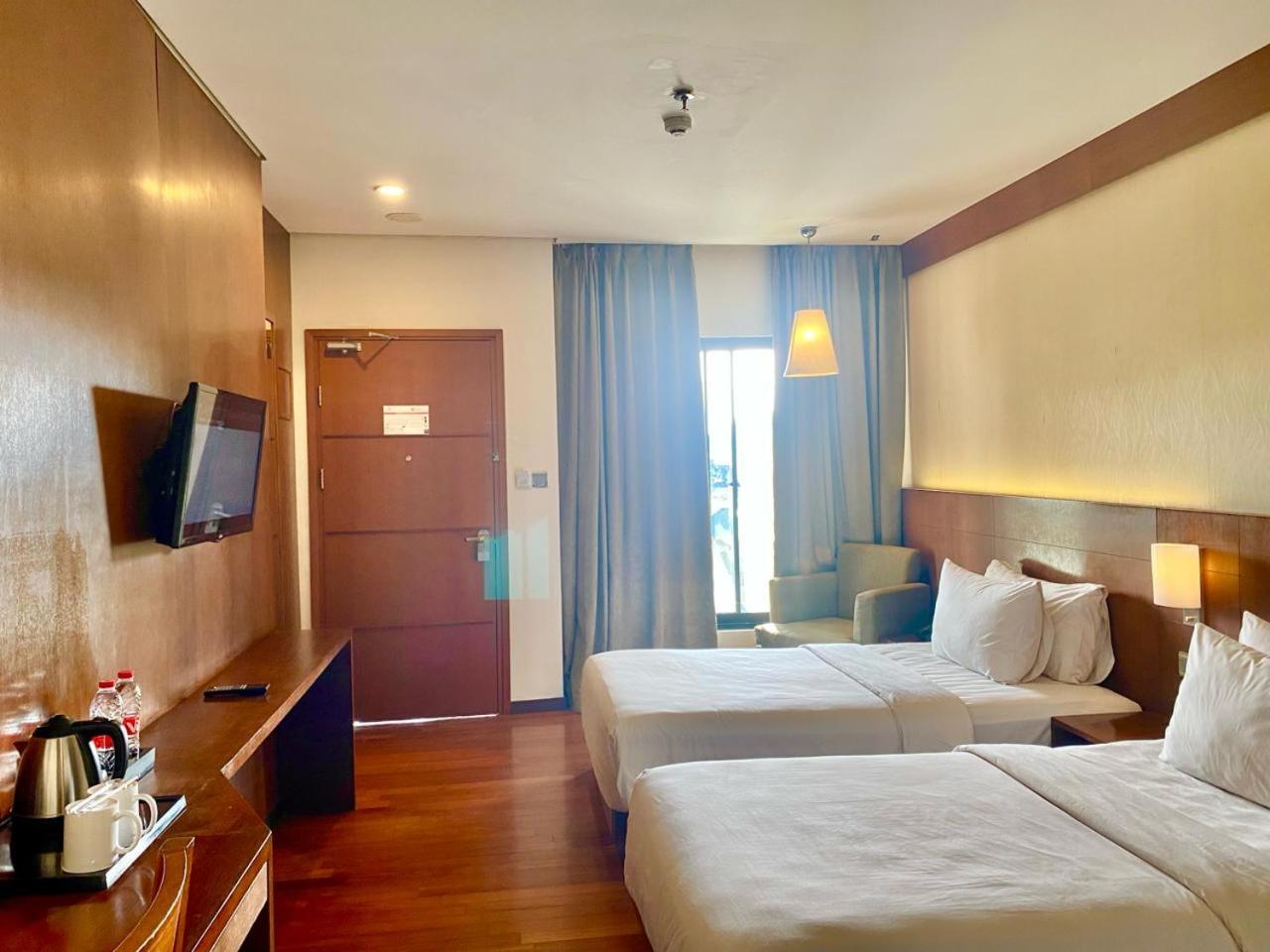 Oak Tree Emerald Hotel & Coventions Semarang Exterior foto
