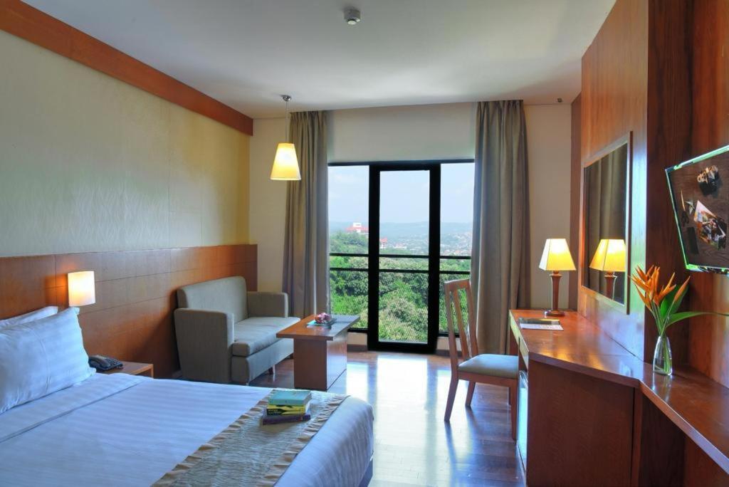Oak Tree Emerald Hotel & Coventions Semarang Exterior foto