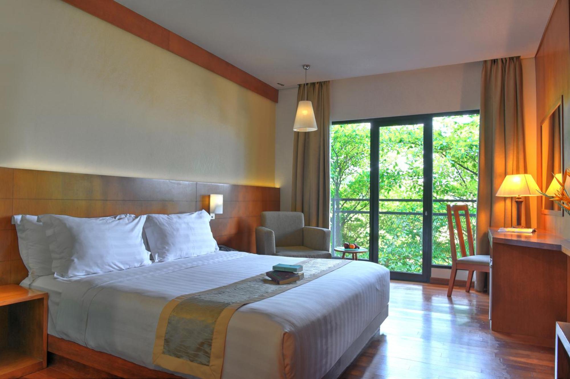 Oak Tree Emerald Hotel & Coventions Semarang Exterior foto