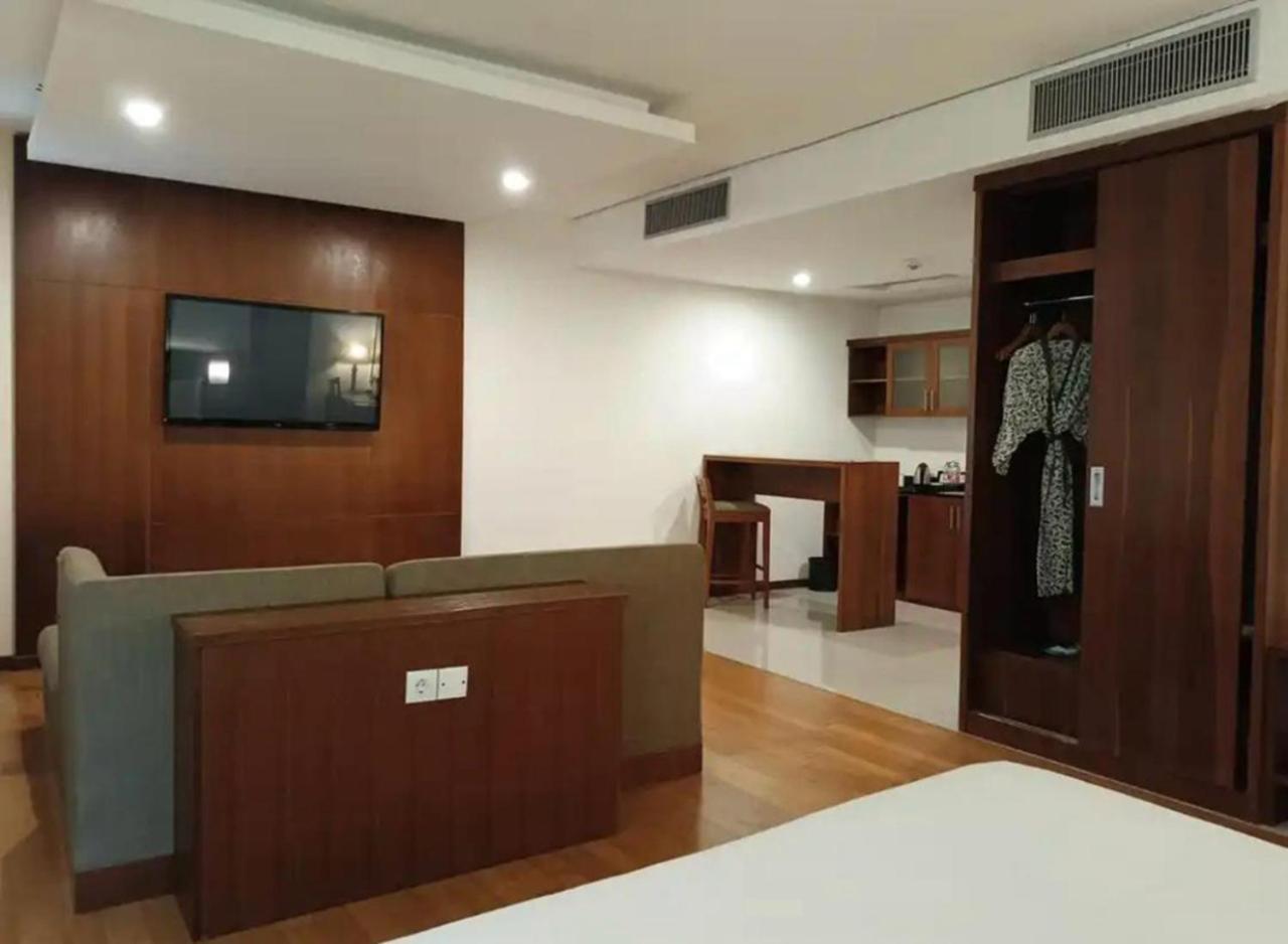 Oak Tree Emerald Hotel & Coventions Semarang Exterior foto