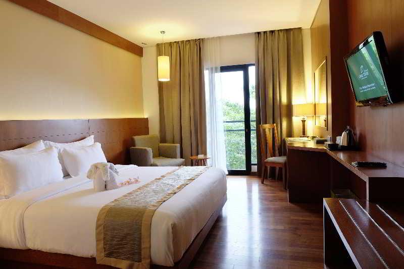 Oak Tree Emerald Hotel & Coventions Semarang Exterior foto