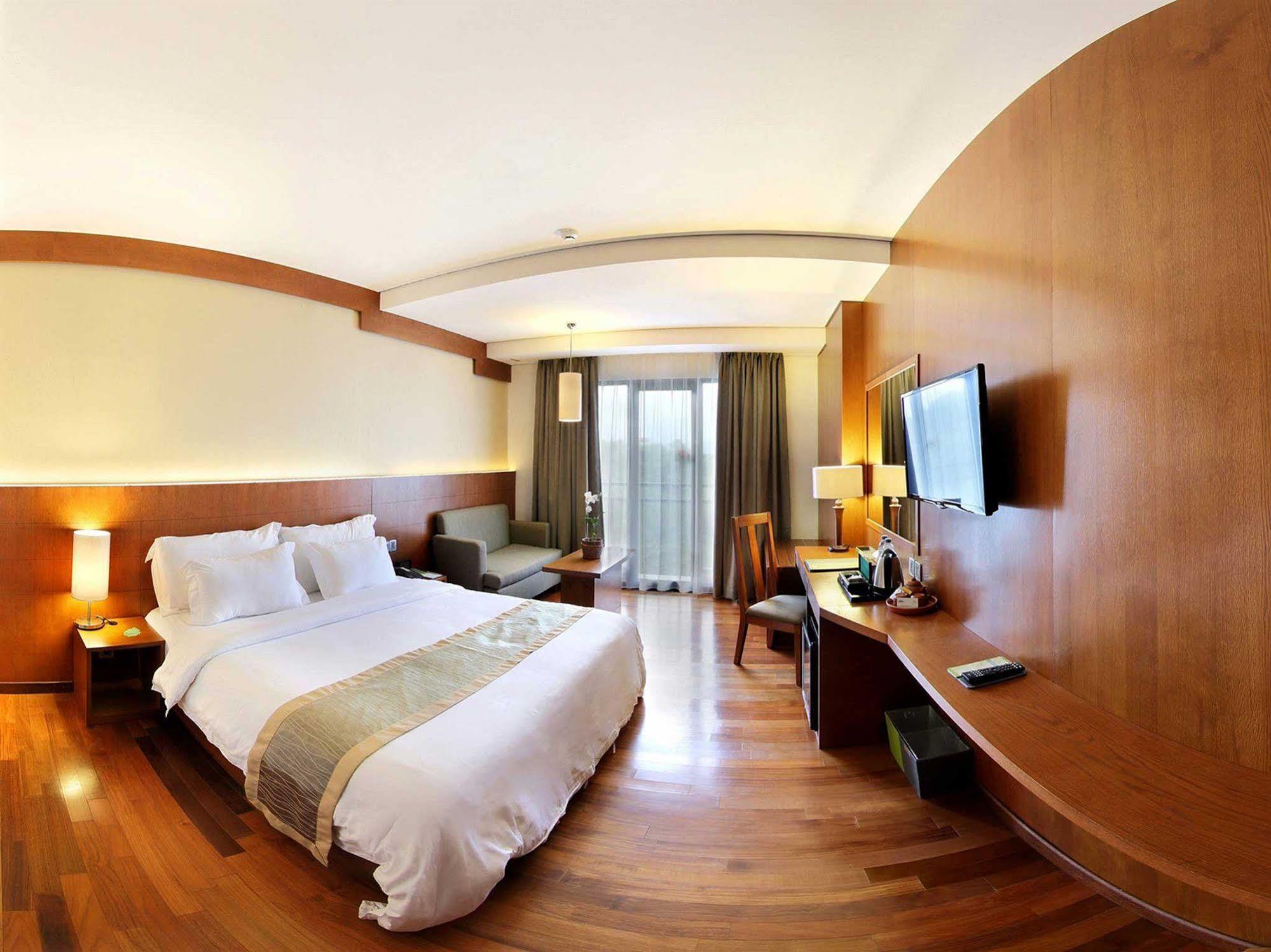 Oak Tree Emerald Hotel & Coventions Semarang Exterior foto