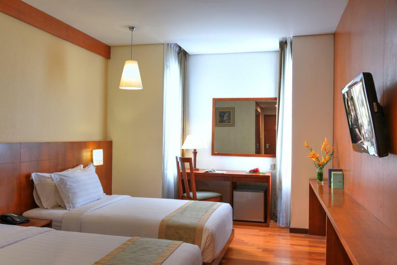 Oak Tree Emerald Hotel & Coventions Semarang Exterior foto