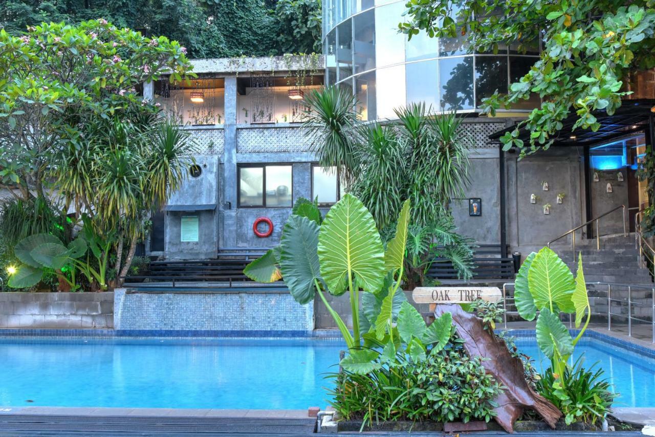 Oak Tree Emerald Hotel & Coventions Semarang Exterior foto