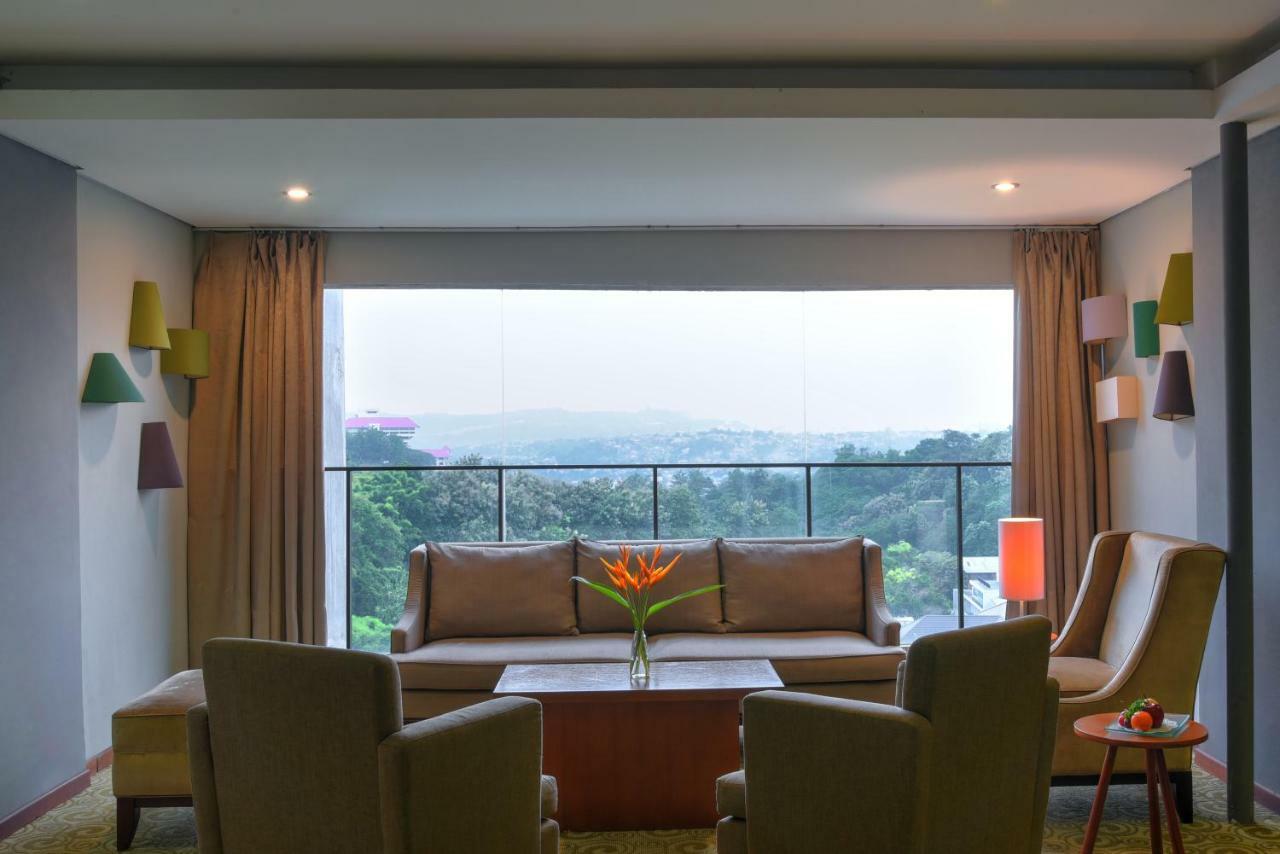 Oak Tree Emerald Hotel & Coventions Semarang Exterior foto