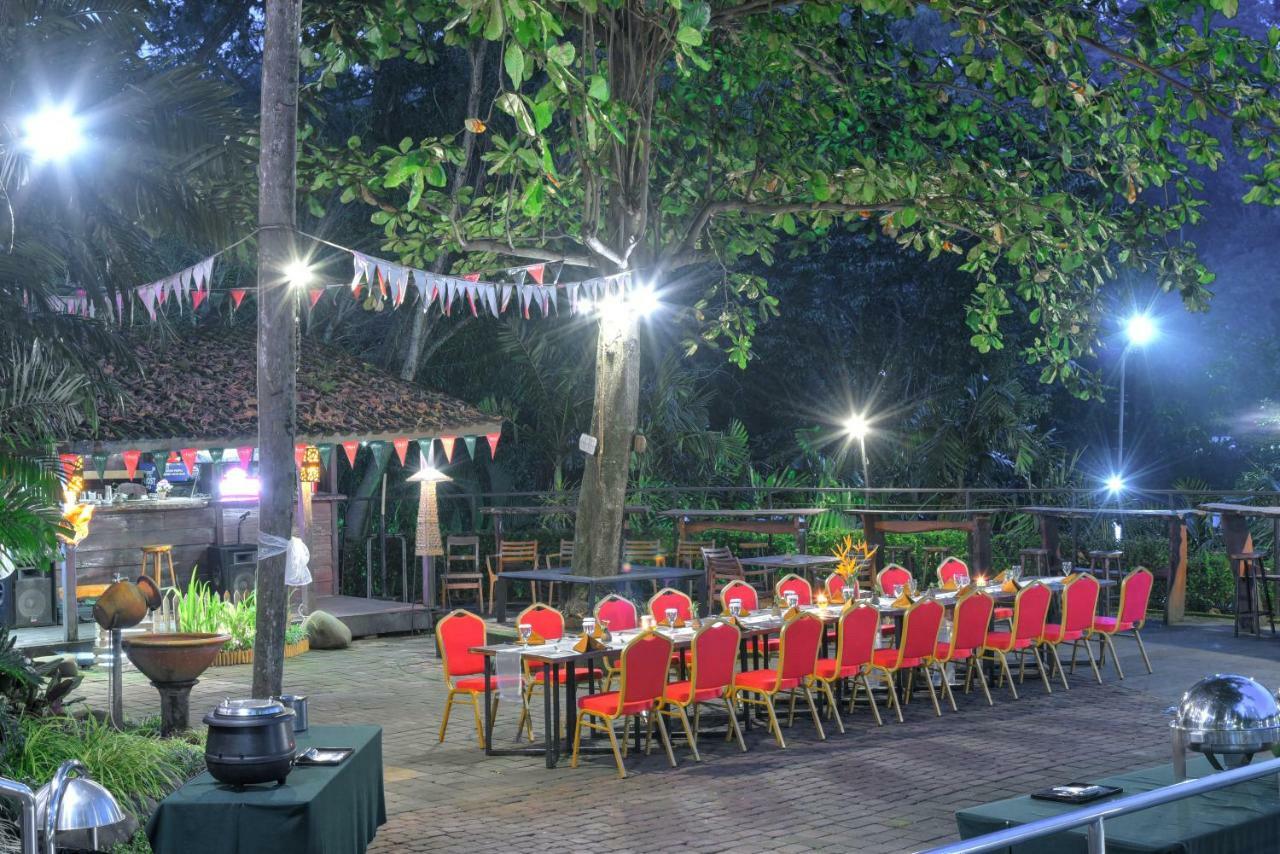 Oak Tree Emerald Hotel & Coventions Semarang Exterior foto